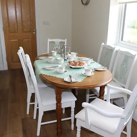 Laneside Haven, Castleblayney - Accessible Gated With Garden & Recreation Room! Apartment